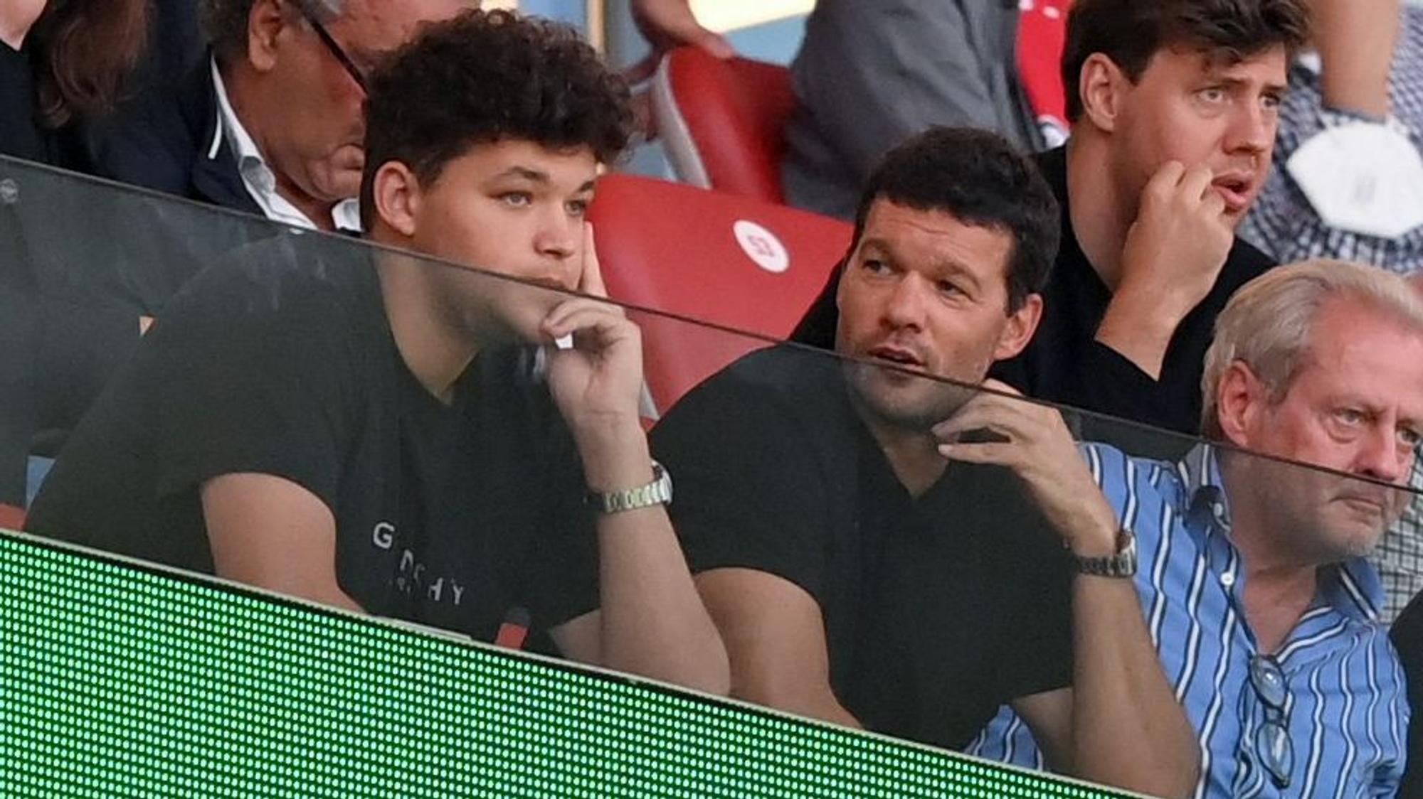 Ex-Nationalspieler Michael Ballack und sein Sohn Louis auf der Tribüne