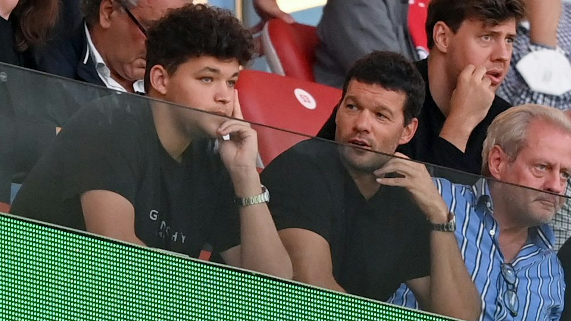 Ex-Nationalspieler Michael Ballack und sein Sohn Louis auf der Tribüne