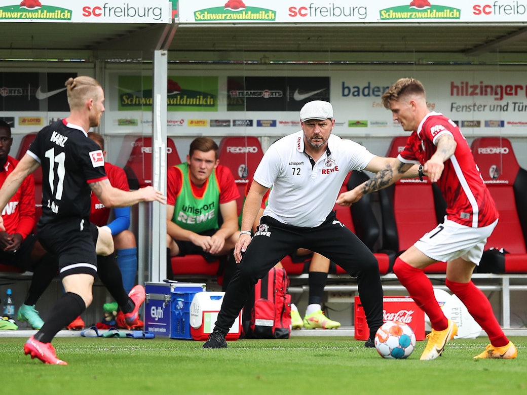Steffen Baumgart sieht einen Zweikampf zwischen Florian Kainz und Lukas Kübler.