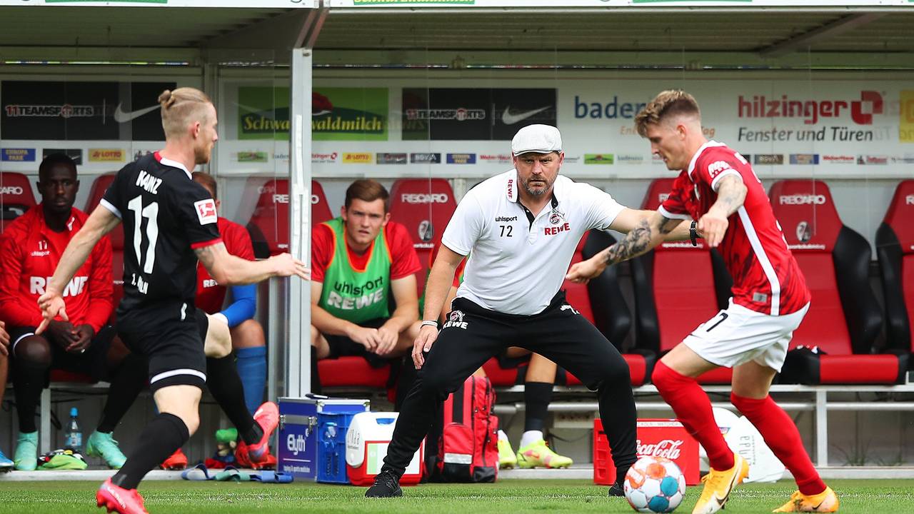 Steffen Baumgart sieht einen Zweikampf zwischen Florian Kainz und Lukas Kübler.