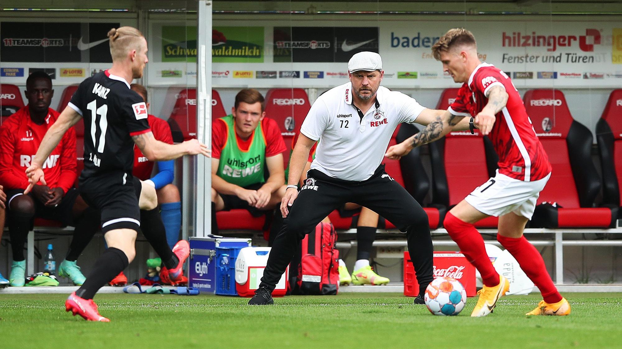Steffen Baumgart sieht einen Zweikampf zwischen Florian Kainz und Lukas Kübler.