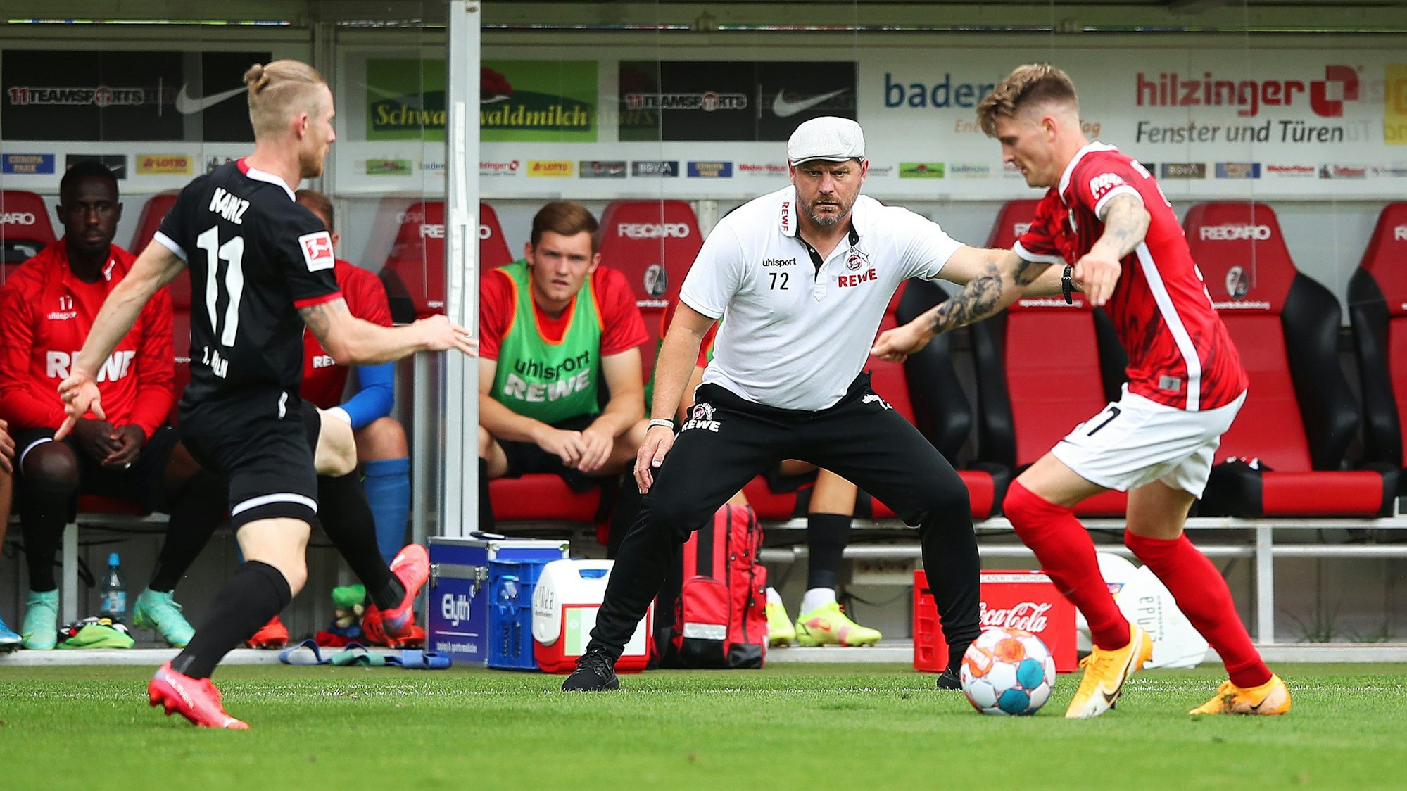 Steffen Baumgart sieht einen Zweikampf zwischen Florian Kainz und Lukas Kübler.