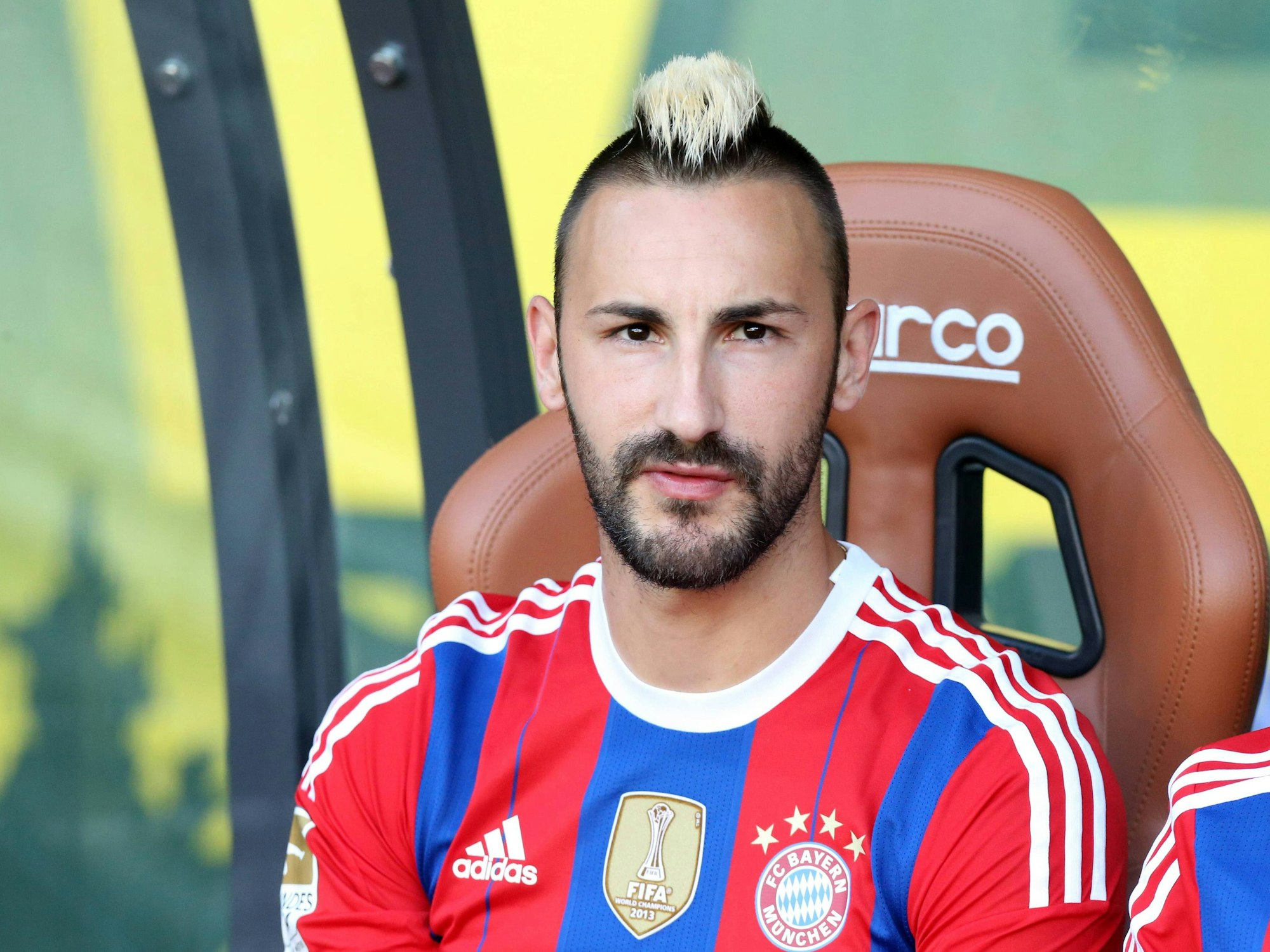 Bayerns Diego Contento sitzt im rot-blauen Bayerntrikot auf der Bank.