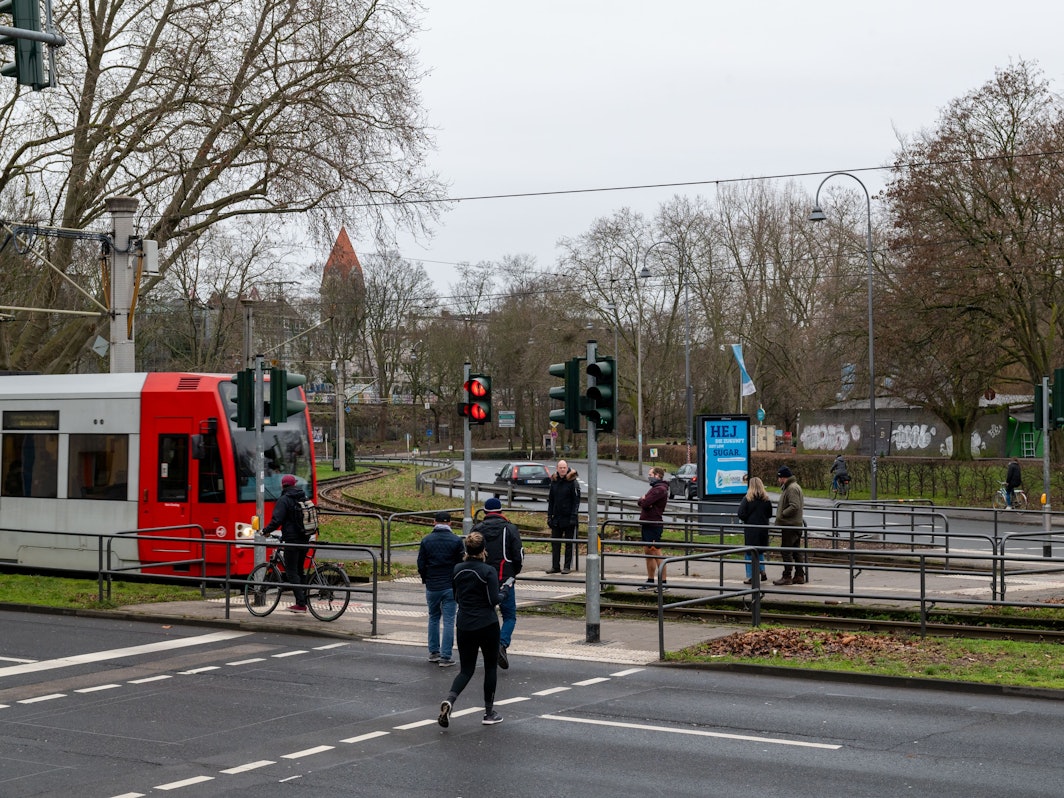 Bahnübergang für Fußgänger an der Aachener Straße bzw. Richard-Wagner-Straße