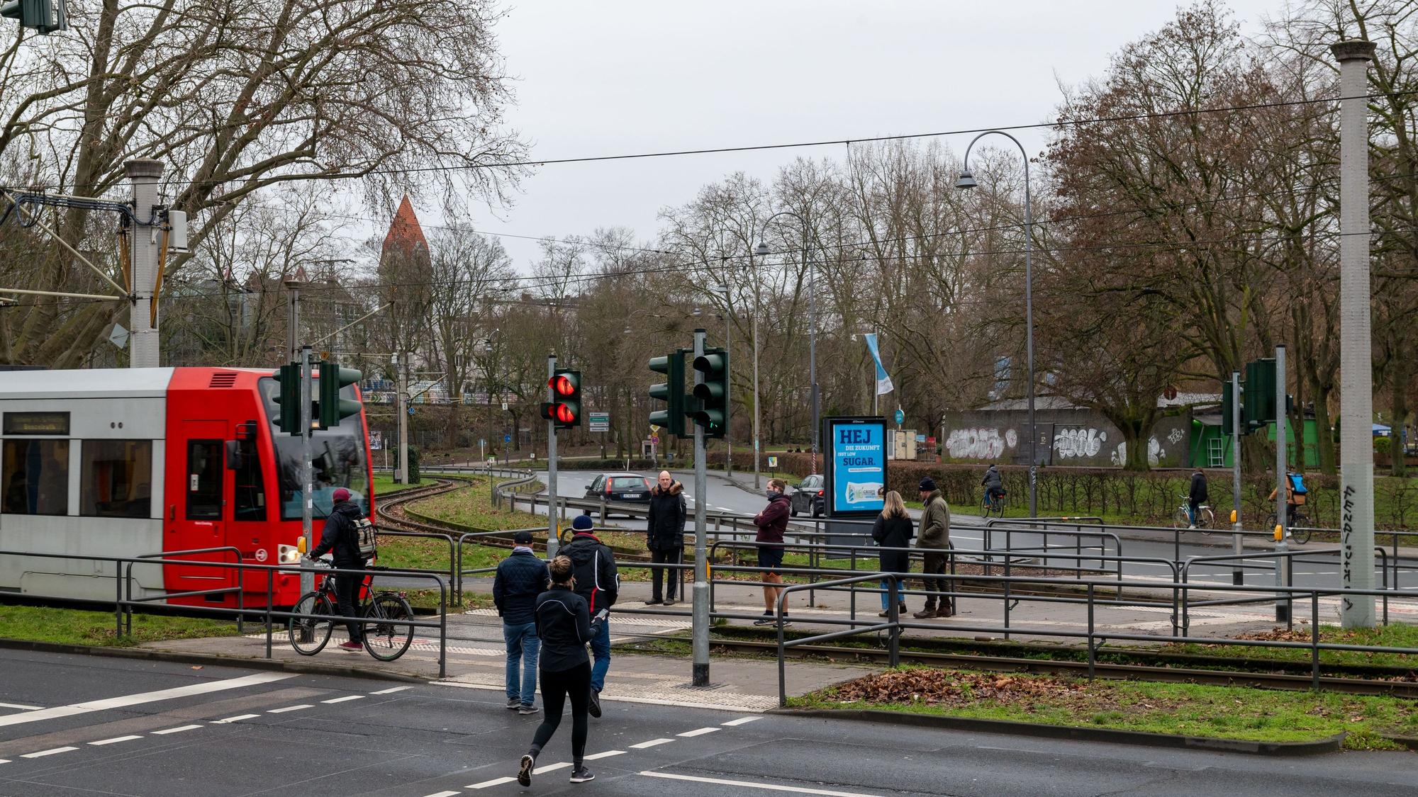 Bahnübergang für Fußgänger an der Aachener Straße bzw. Richard-Wagner-Straße