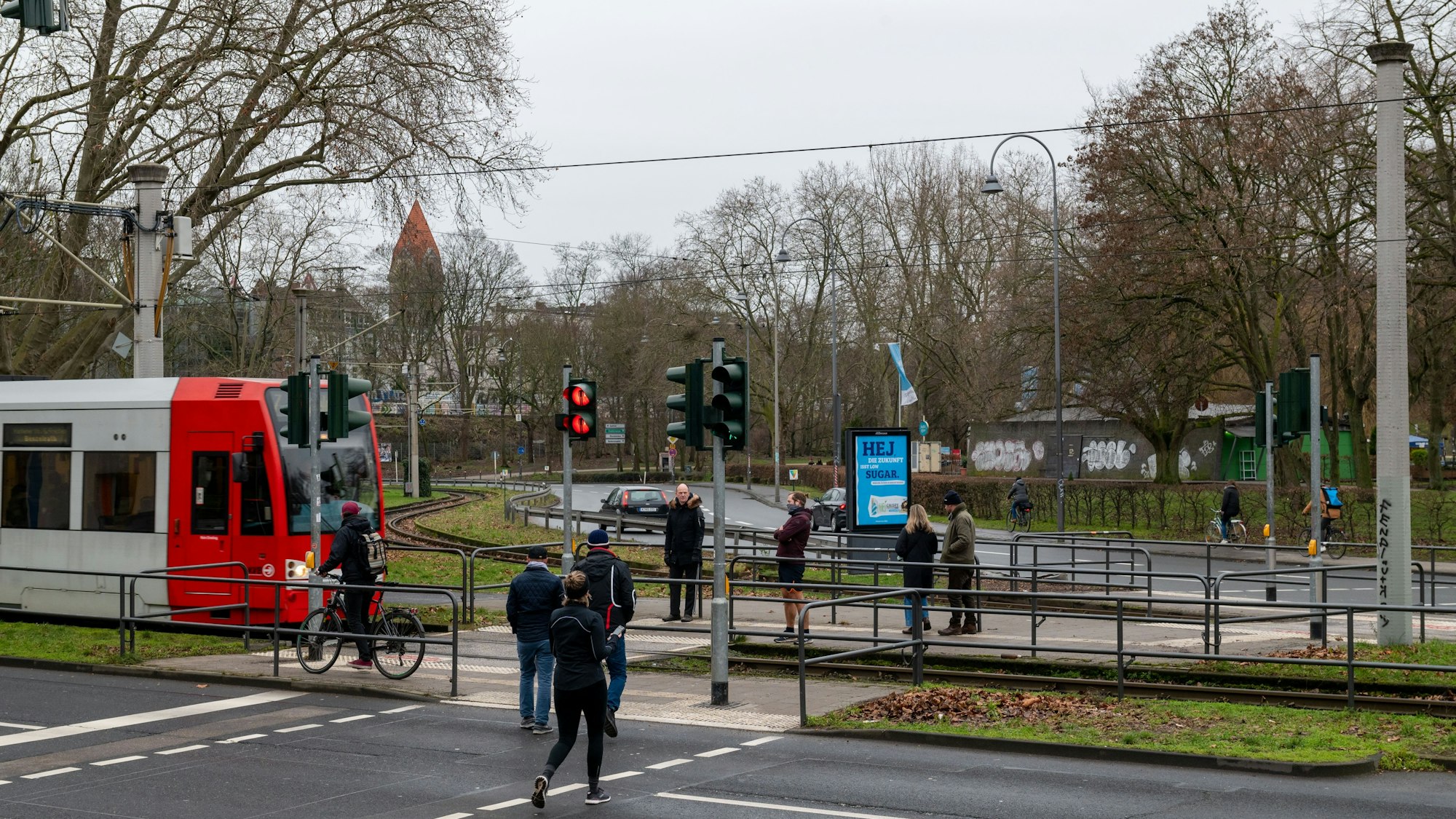 Bahnübergang für Fußgänger an der Aachener Straße bzw. Richard-Wagner-Straße