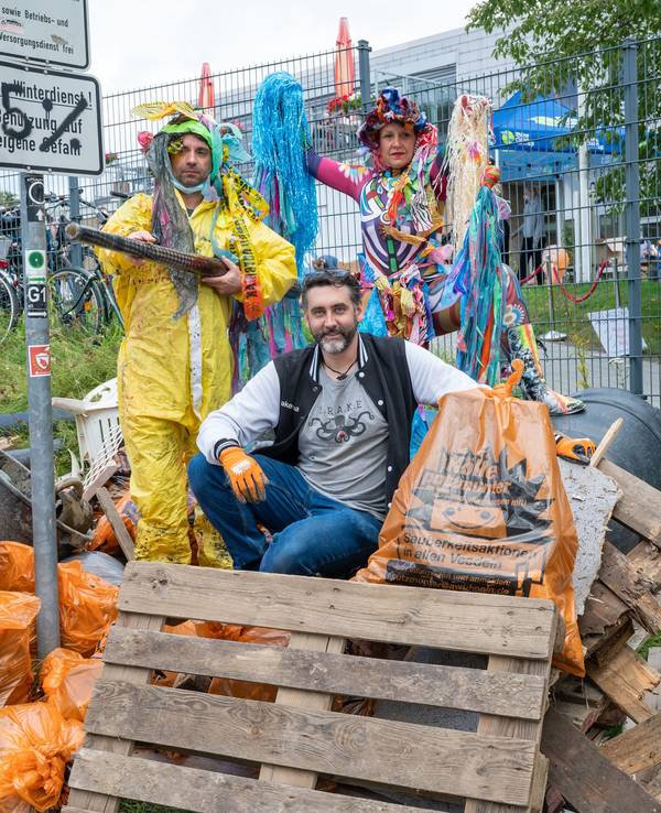 Beim Rhine-Cleanup in Stammheim sammeln freiwillige Helfer den angeschwemmten Müll am Rheinufer ein.
