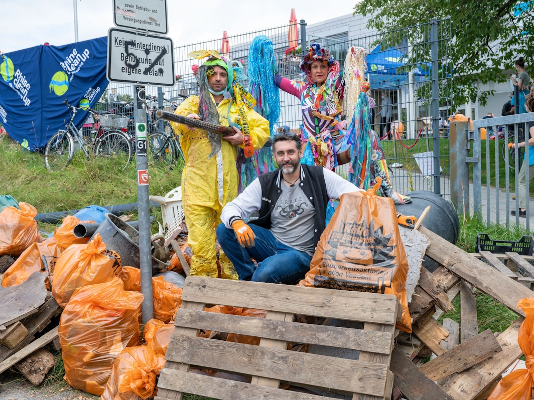 Beim Rhine-Cleanup in Stammheim sammeln freiwillige Helfer den angeschwemmten Müll am Rheinufer ein.