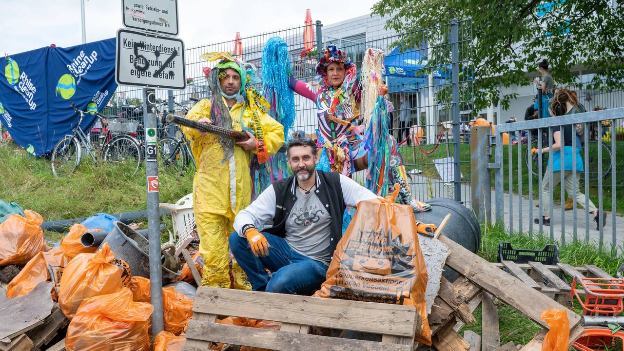 Beim Rhine-Cleanup in Stammheim sammeln freiwillige Helfer den angeschwemmten Müll am Rheinufer ein.