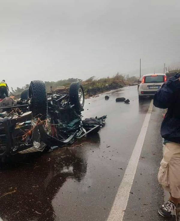 Ein Auto wurde von einem Tornado auf der sizilianischen Vulkaninsel Pantelleria am 10. September 2021 völlig zerstört.