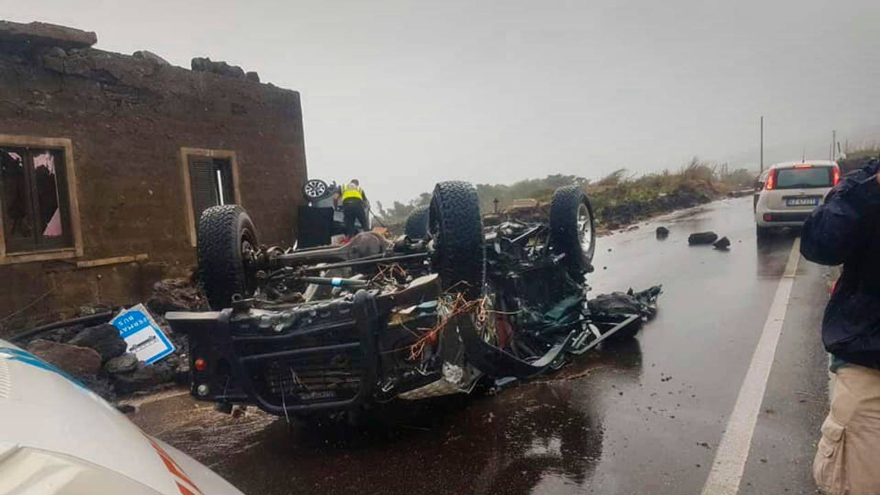 Ein Auto wurde von einem Tornado auf der sizilianischen Vulkaninsel Pantelleria am 10. September 2021 völlig zerstört.