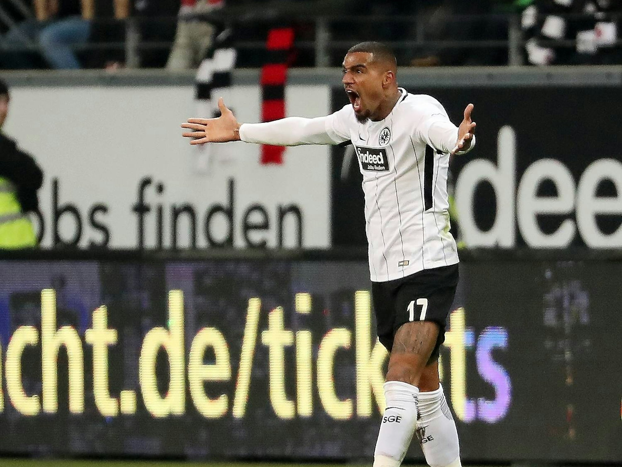 Kevin-Prince Boateng reißt den Mund auf und breitet die Arme fragend aus.