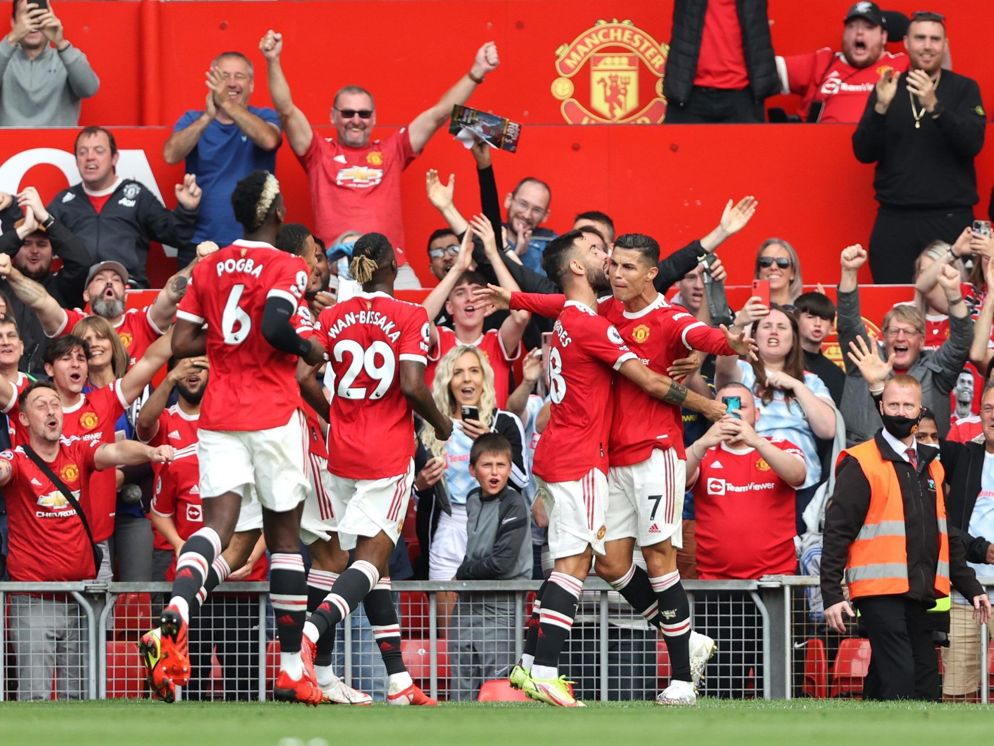 Manchester United feiert das 1:0 von Cristiano Ronaldo.