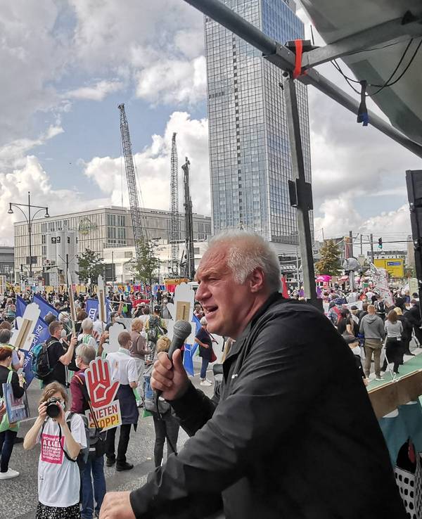 Der Kölner Kalle Gerigk spricht auf einer Demo gegen hohe Mieten in Berlin.