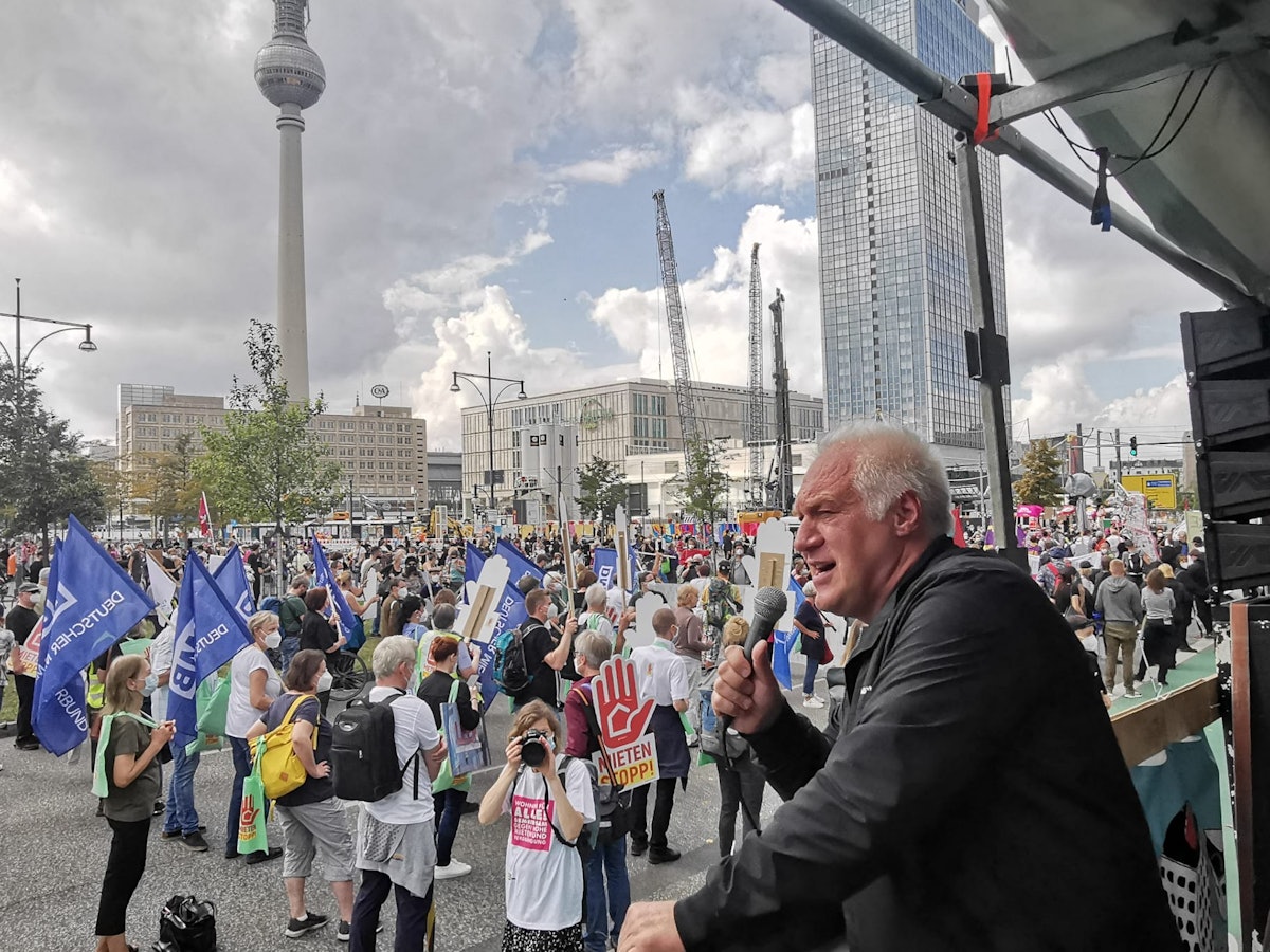Der Kölner Kalle Gerigk spricht auf einer Demo gegen hohe Mieten in Berlin.