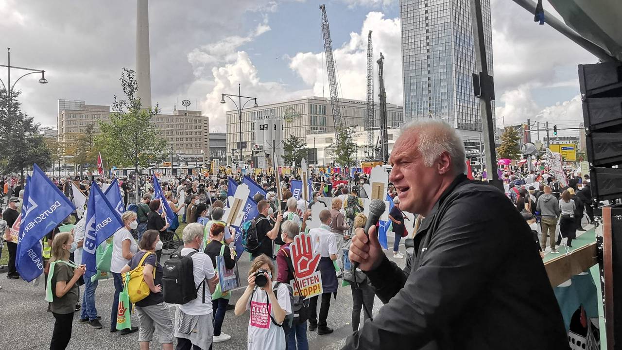 Der Kölner Kalle Gerigk spricht auf einer Demo gegen hohe Mieten in Berlin.