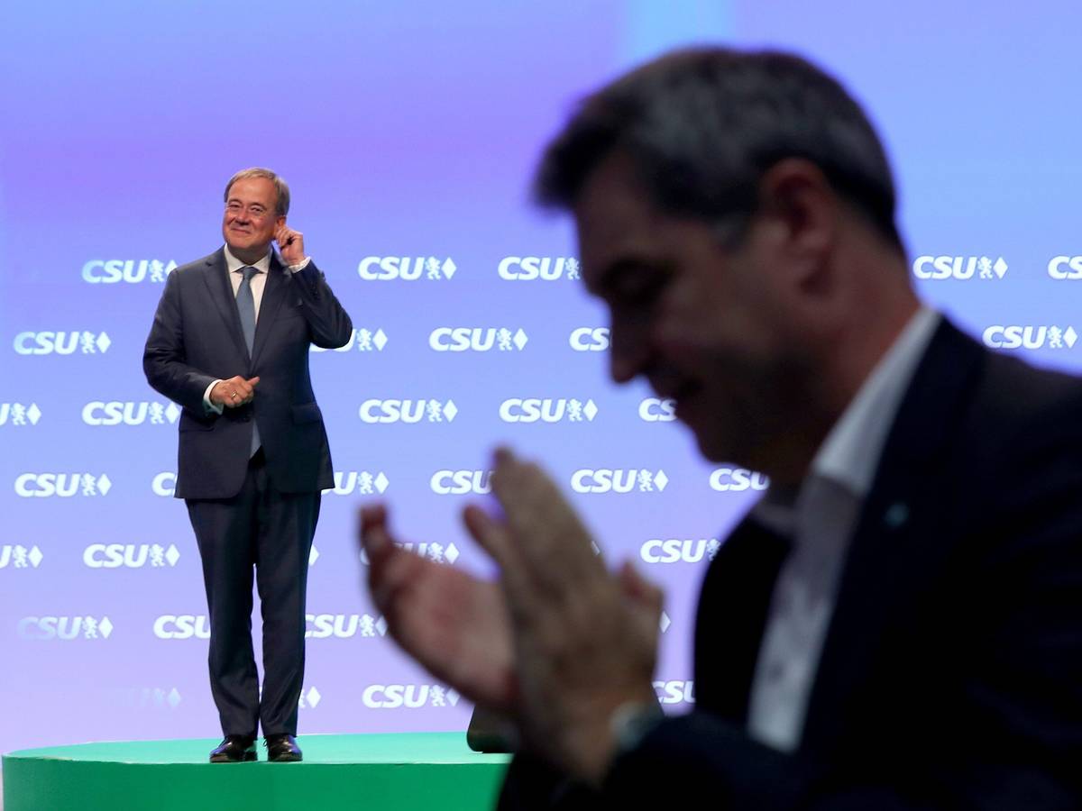 Die Delegierten jubeln und johlen Armin Laschet auf dem CSU-Parteitag am Samstag (11. September) zu, auch Markus Söder (vorne rechts) klatscht sehr überschwänglich.