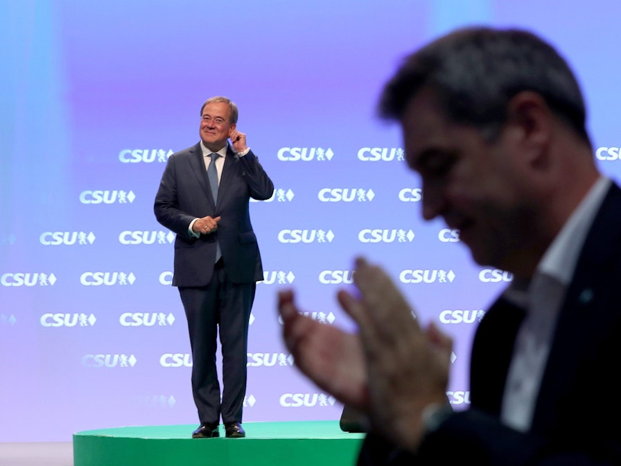 Die Delegierten jubeln und johlen Armin Laschet auf dem CSU-Parteitag am Samstag (11. September) zu, auch Markus Söder (vorne rechts) klatscht sehr überschwänglich.