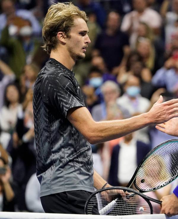 Novak Djokovic (rechts) schüttelt Alexander Zverev die Hand.