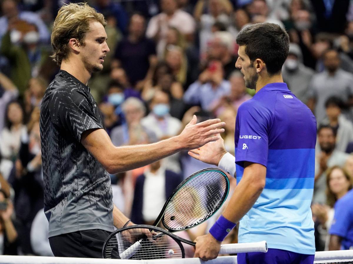 Novak Djokovic (rechts) schüttelt Alexander Zverev die Hand.
