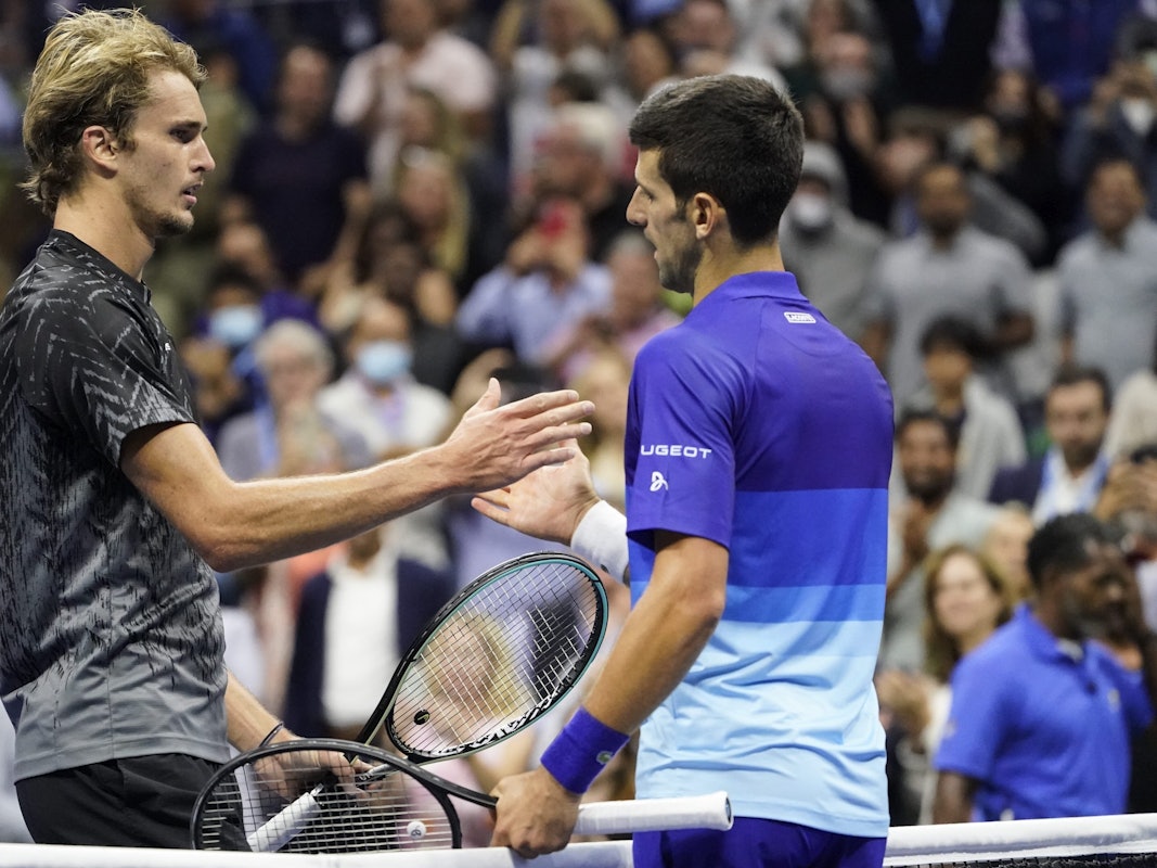Novak Djokovic (rechts) schüttelt Alexander Zverev die Hand.