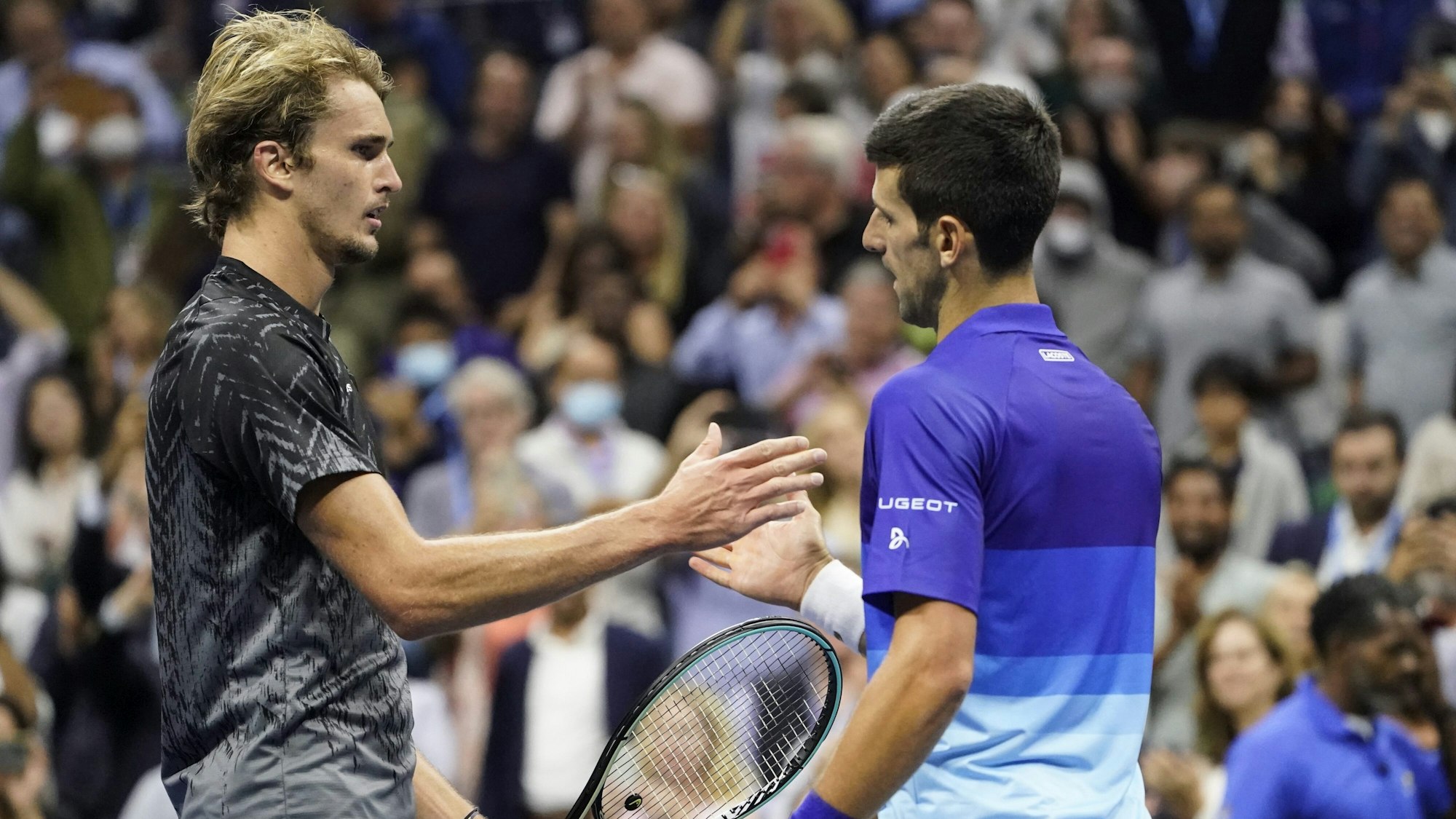 Novak Djokovic (rechts) schüttelt Alexander Zverev die Hand.