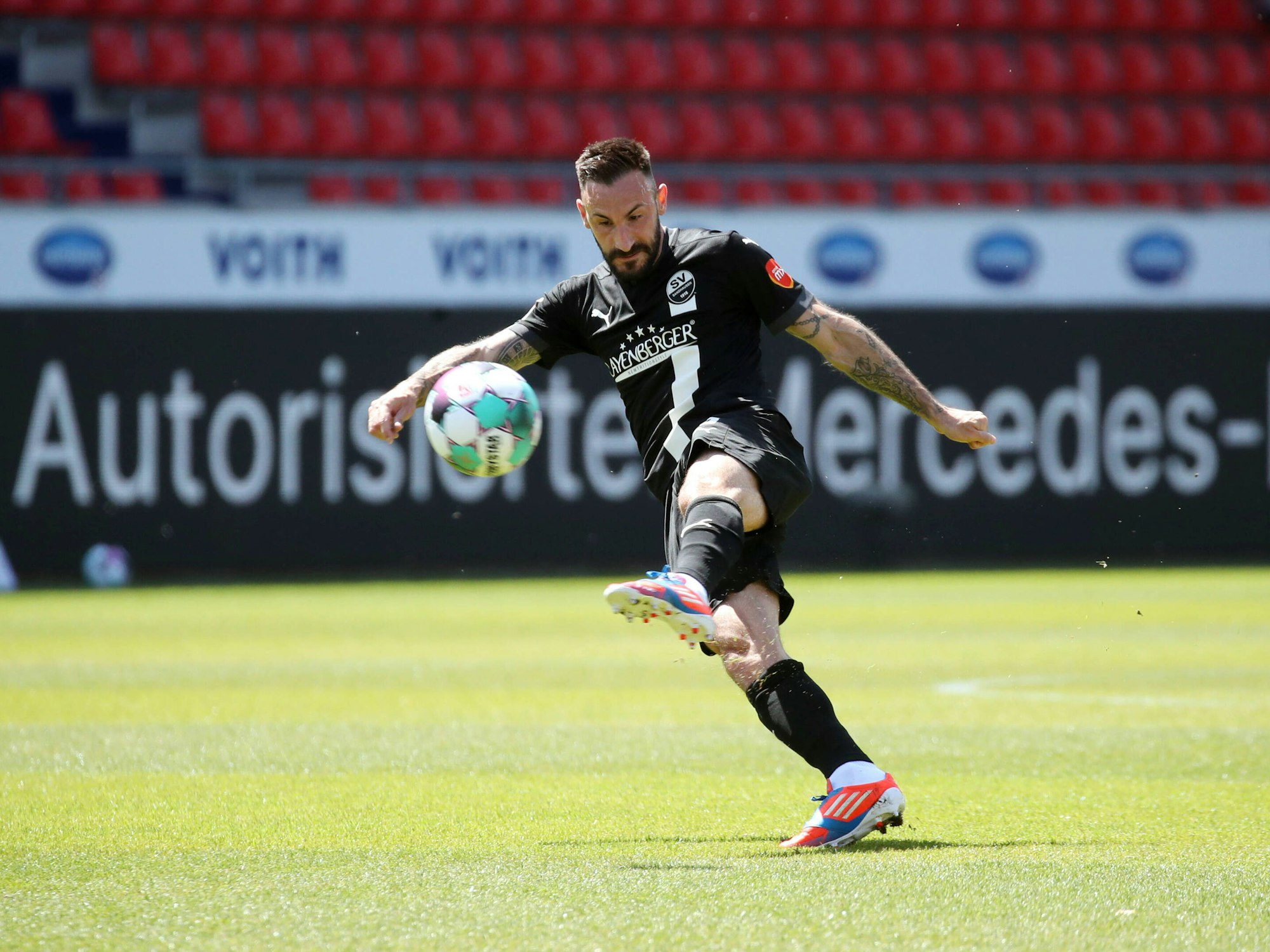 Sandhausens Diego Contento schießt den Ball und steht daher nur auf einem Bein.