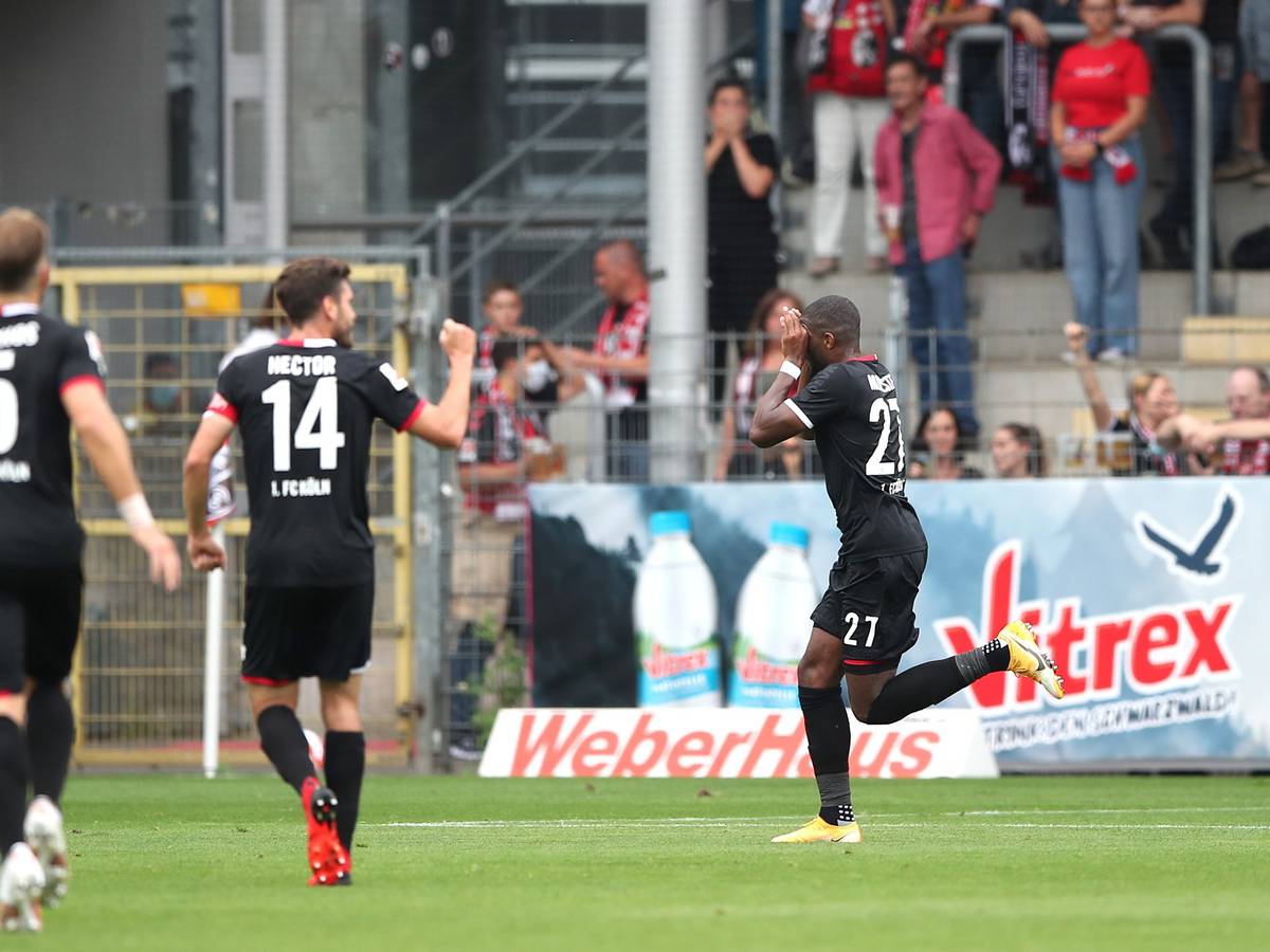 Anthony Modeste trifft für den 1. FC Köln gegen den SC Freiburg.