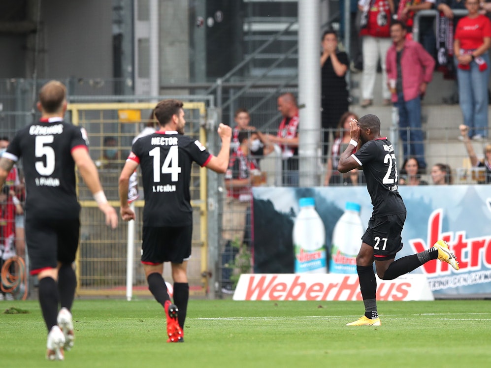 Anthony Modeste trifft für den 1. FC Köln gegen den SC Freiburg.