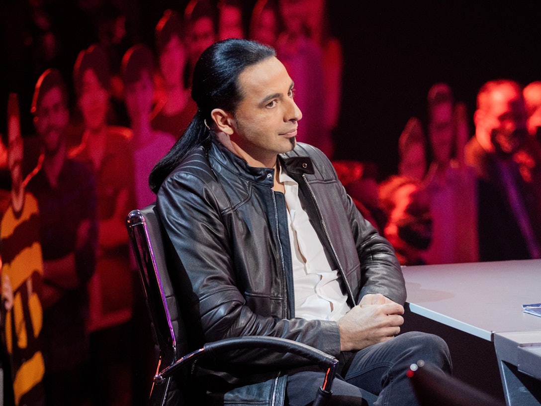 Bülent Ceylan aus dem Rateteam sitzt im Oktober 2020 in der Prosieben-Show The Masked Singer.