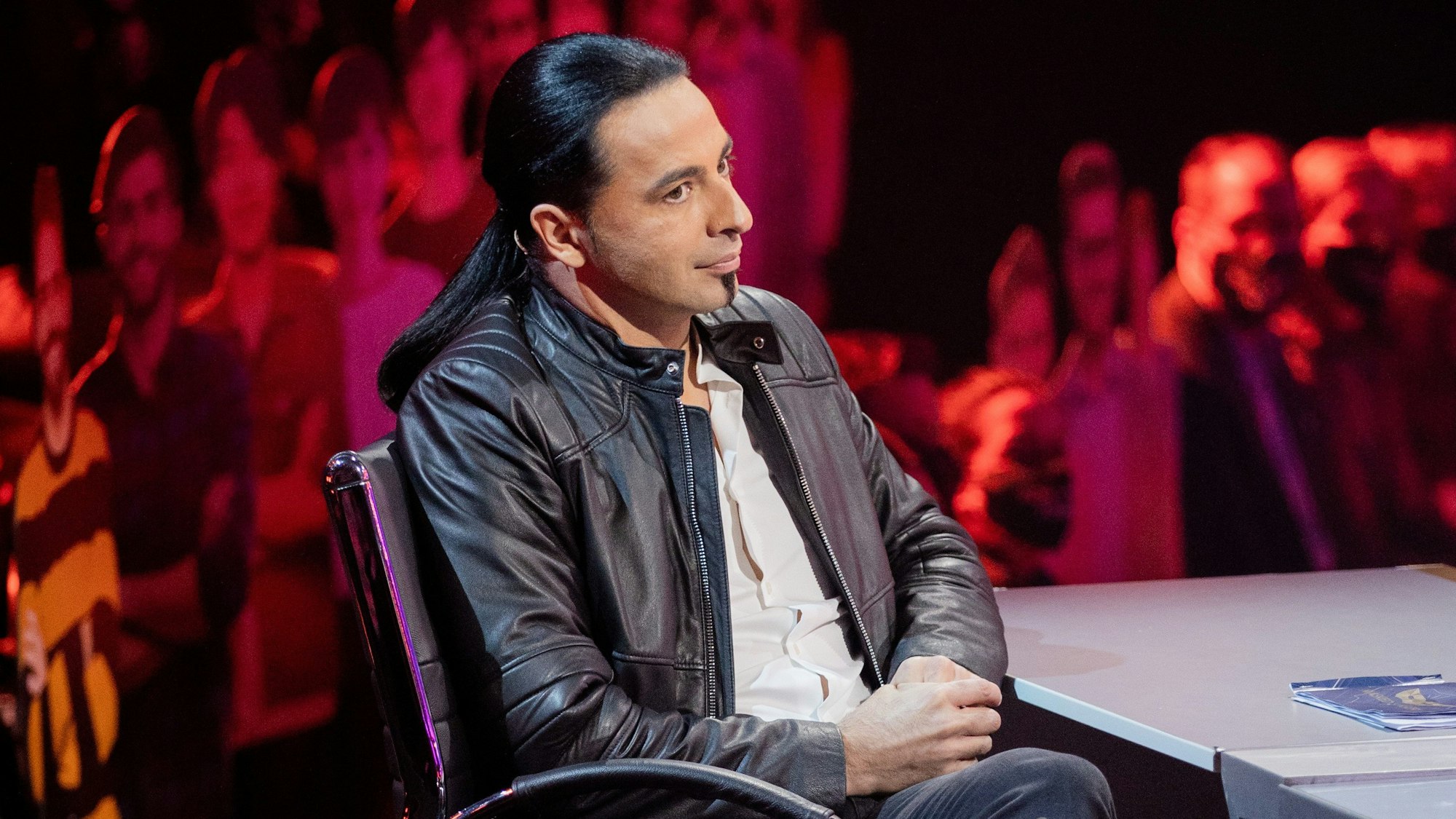 Bülent Ceylan aus dem Rateteam sitzt im Oktober 2020 in der Prosieben-Show The Masked Singer.