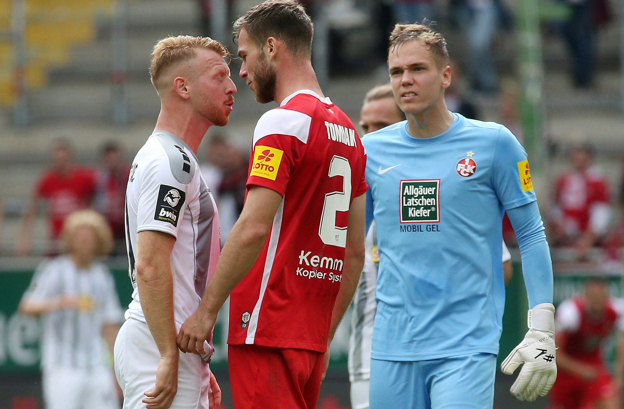 Dominik Martinovic und Boris Tomiak stehen Kopf an Kopf
