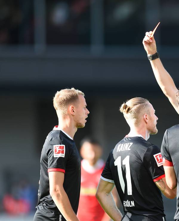 Harm Osmers stellt Florian Kainz beim Spiel SC Freiburg gegen 1. FC Köln vom Platz.