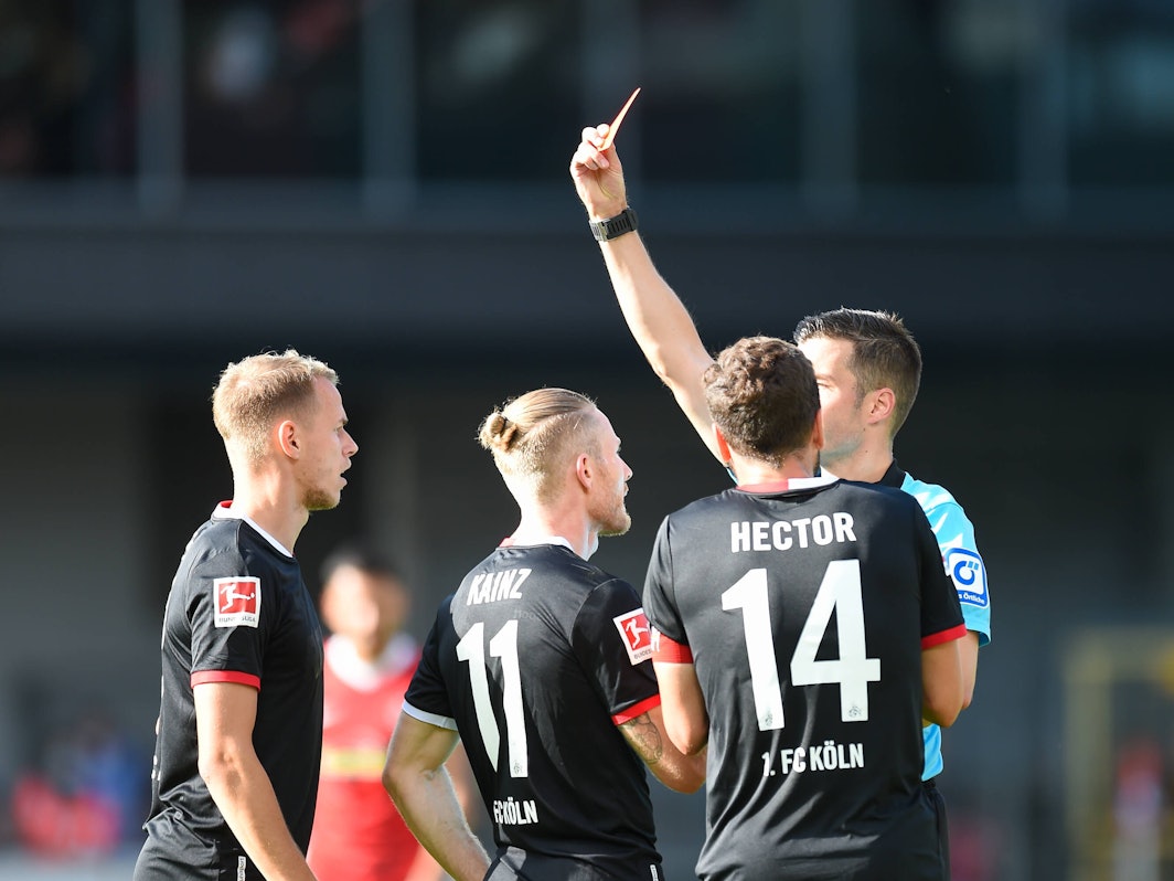 Harm Osmers stellt Florian Kainz beim Spiel SC Freiburg gegen 1. FC Köln vom Platz.