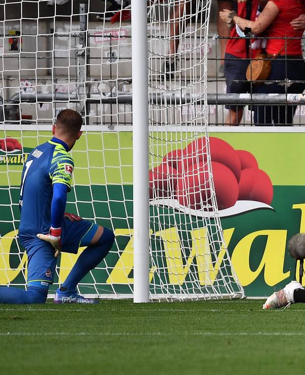 Rafael Czichos erzielt ein Eigentor beim Spiel SC Freiburg gegen 1. FC Köln.