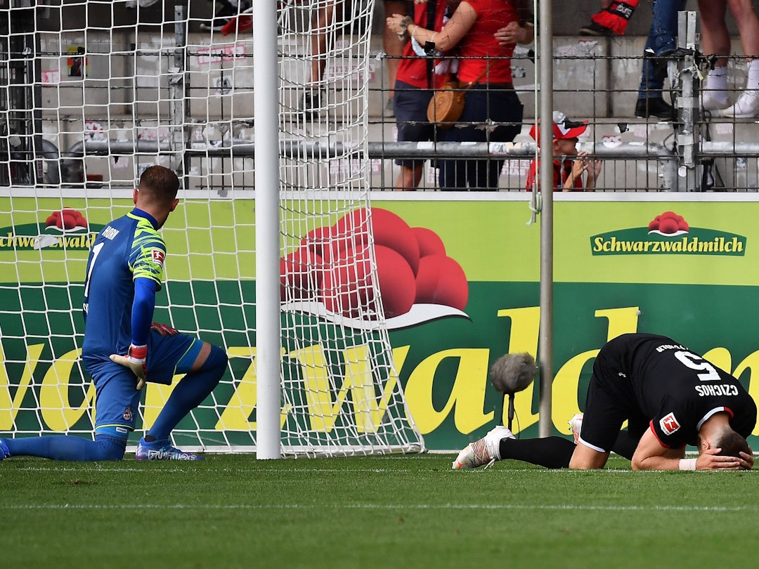 Rafael Czichos erzielt ein Eigentor beim Spiel SC Freiburg gegen 1. FC Köln.
