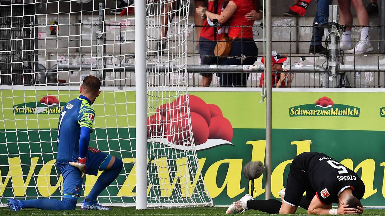 Rafael Czichos erzielt ein Eigentor beim Spiel SC Freiburg gegen 1. FC Köln.