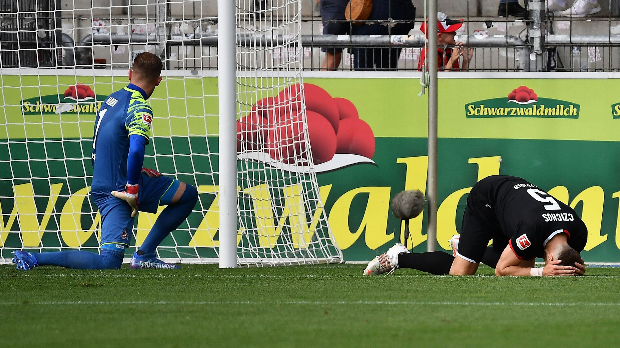 Rafael Czichos erzielt ein Eigentor beim Spiel SC Freiburg gegen 1. FC Köln.