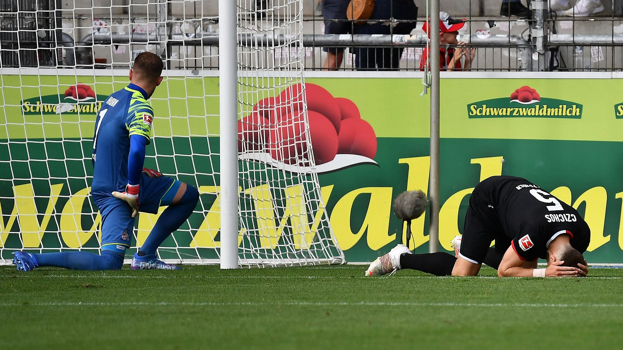 Rafael Czichos erzielt ein Eigentor beim Spiel SC Freiburg gegen 1. FC Köln.