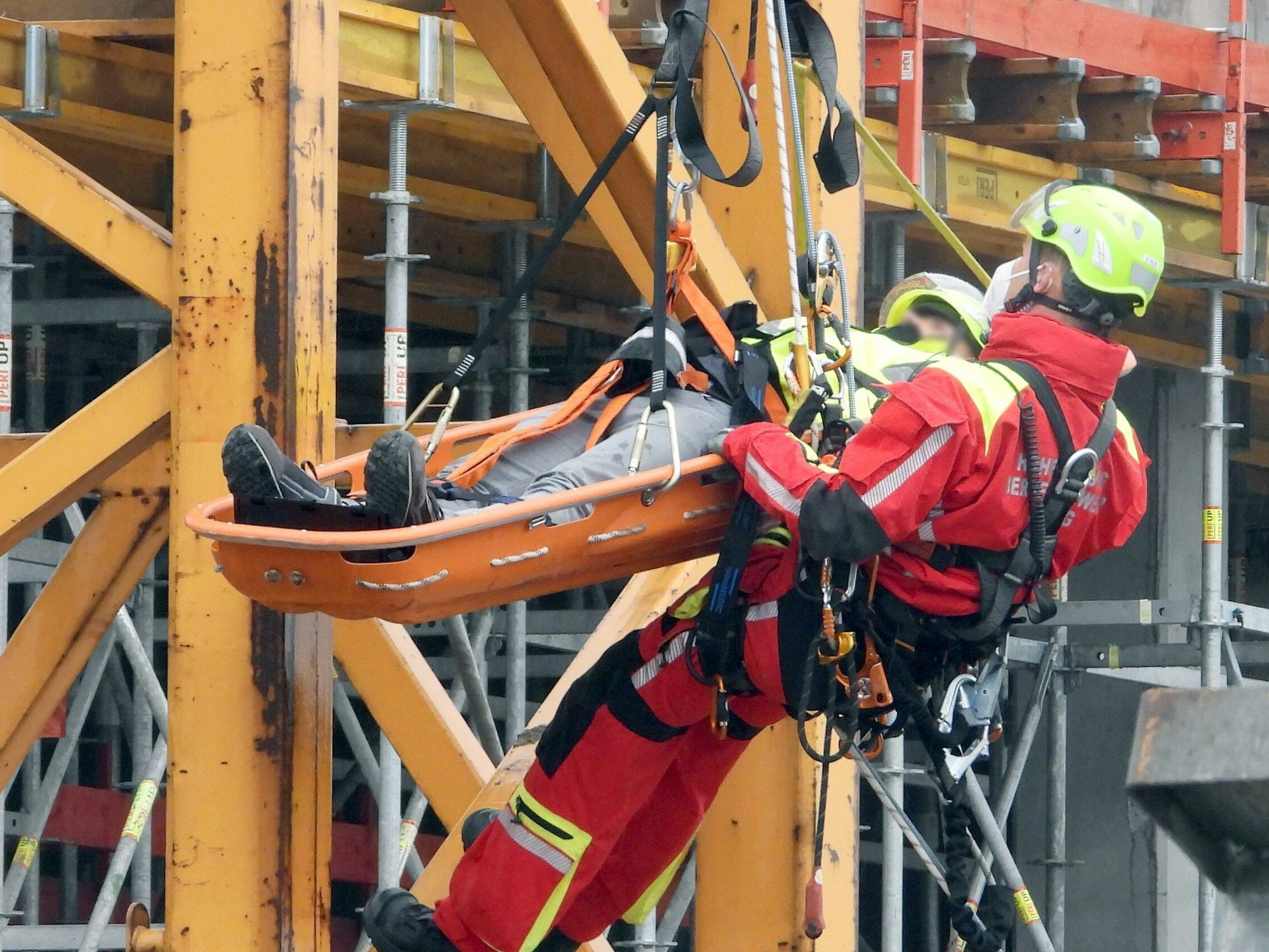 In Hamburg wurde nach einem Stromausfall ein Kranführer von der Höhenrettung abgeseilt.