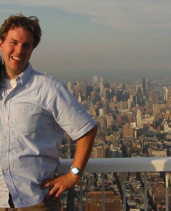 Der Kölner Rechtsanwalt Christian Solmecke steht auf dem World Trade Center in New York City.