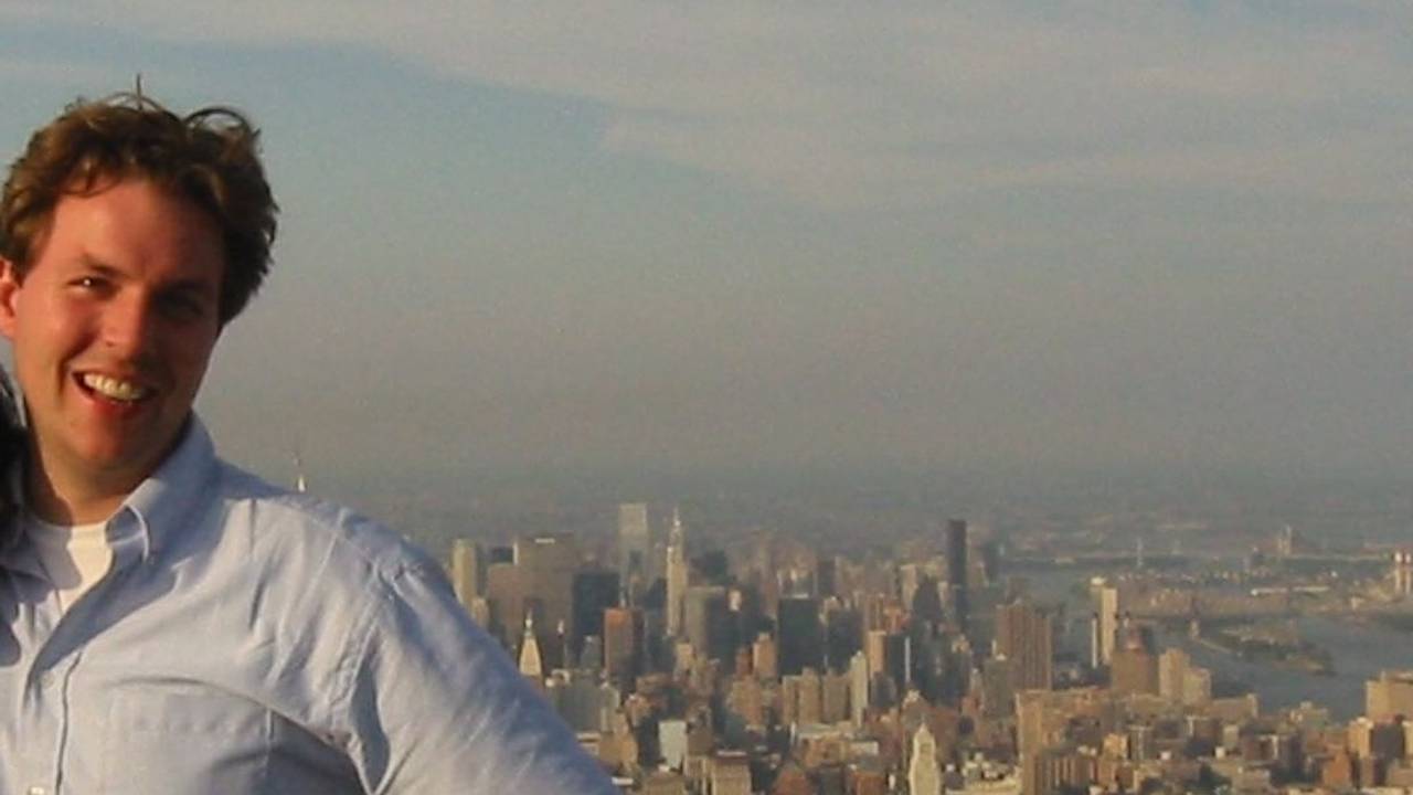 Der Kölner Rechtsanwalt Christian Solmecke steht auf dem World Trade Center in New York City.