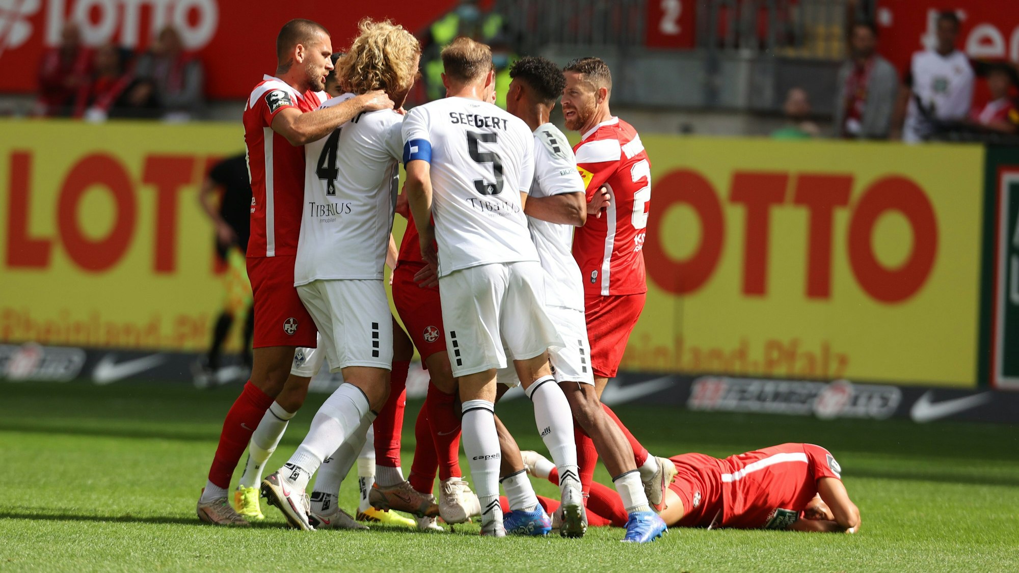 Mehrere Spieler des 1. FC Kaiserslautern und von Waldhof Mannheim beim Gerangel