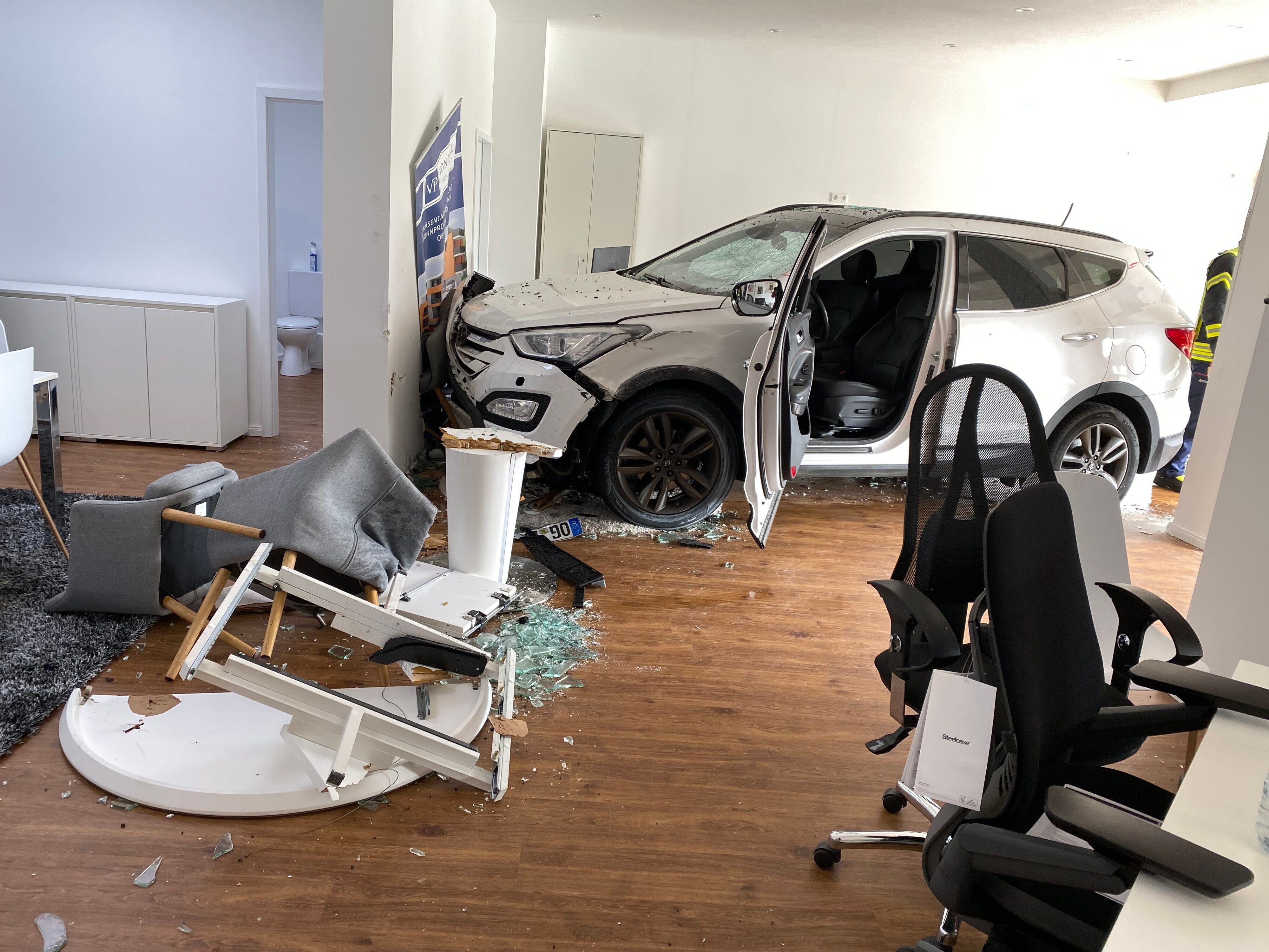 Ein Auto steht nach einem Unfall in Lahr in einem Geschäft. Der Wagen war am Samstag (11. September) durch ein Schaufenster gefahren und blieb demoliert in den Geschäftsräumen stehen.