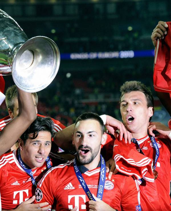 David Alaba hält den Henkelpott in die Höhe. Ribéry steht links von ihm, Pizarro, Contento und Mandzukic rechts von Alaba.