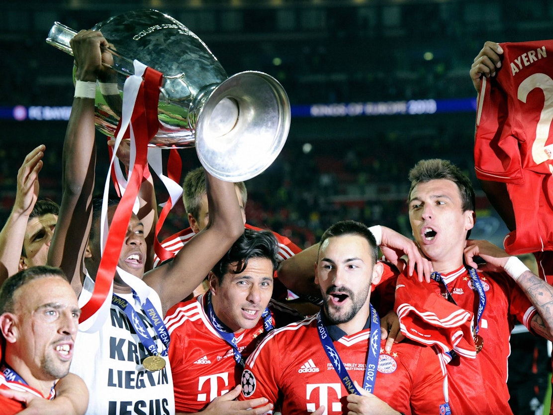 David Alaba hält den Henkelpott in die Höhe. Ribéry steht links von ihm, Pizarro, Contento und Mandzukic rechts von Alaba.