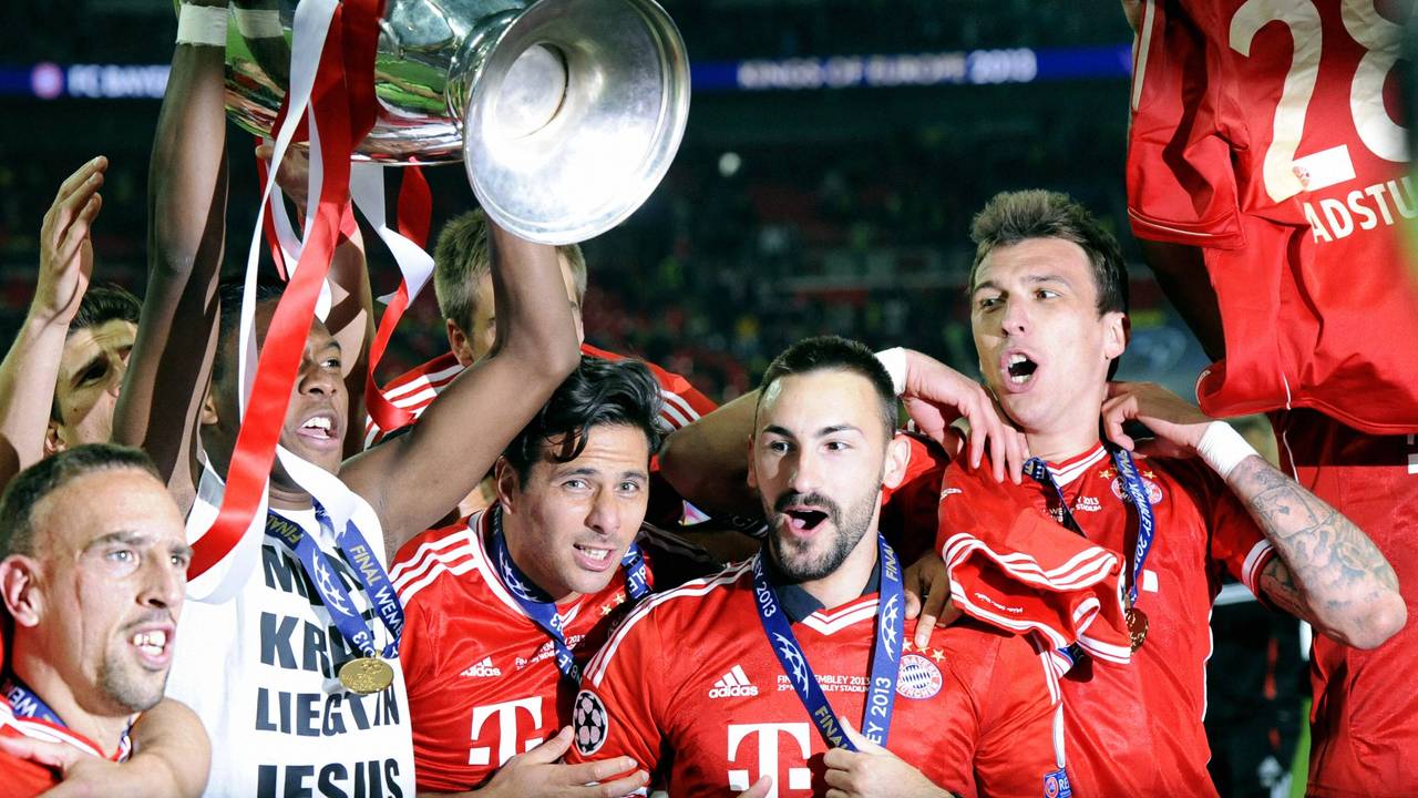 David Alaba hält den Henkelpott in die Höhe. Ribéry steht links von ihm, Pizarro, Contento und Mandzukic rechts von Alaba.