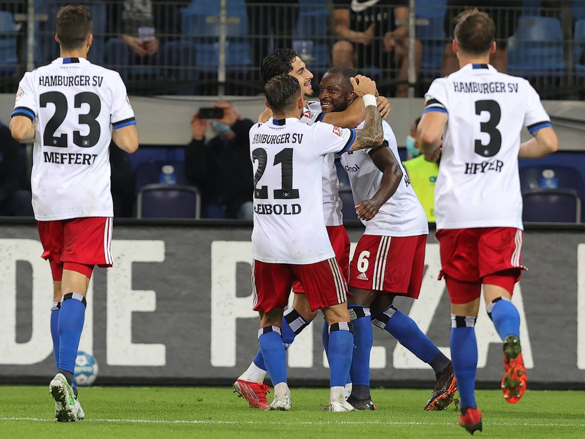 Die Spieler des Hamburger SV bejubeln das 1:0 gegen den SV Sandhausen