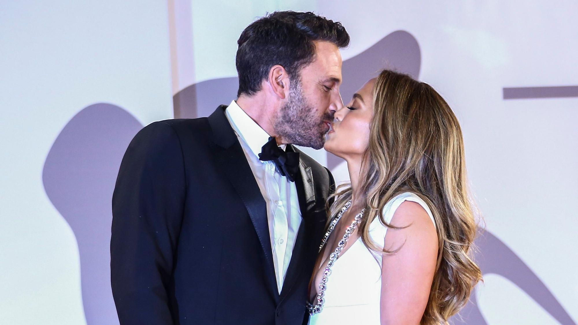Jennifer Lopez und Ben Affleck küssen sich bei den Filmfestspielen in Venedig
