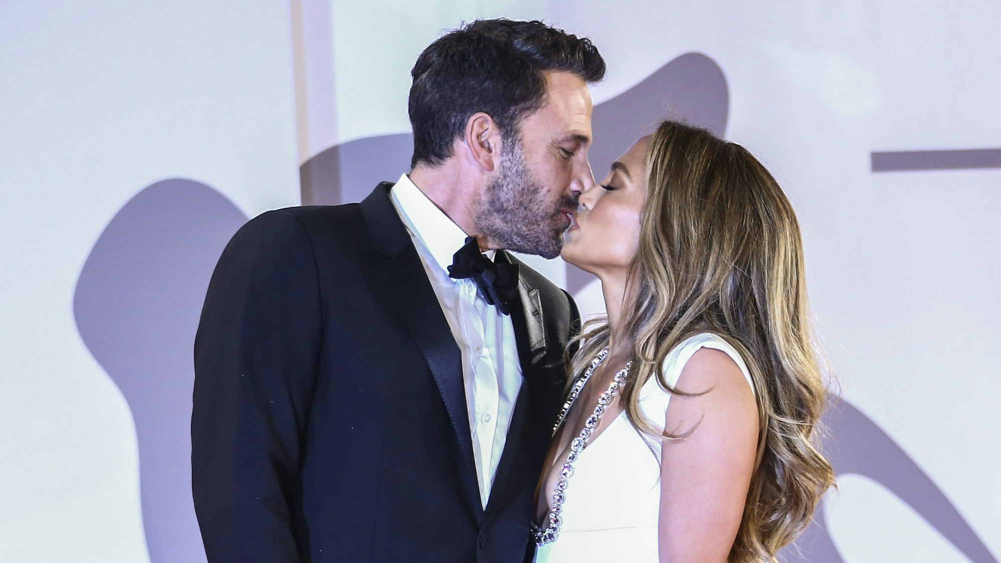 Jennifer Lopez und Ben Affleck küssen sich bei den Filmfestspielen in Venedig